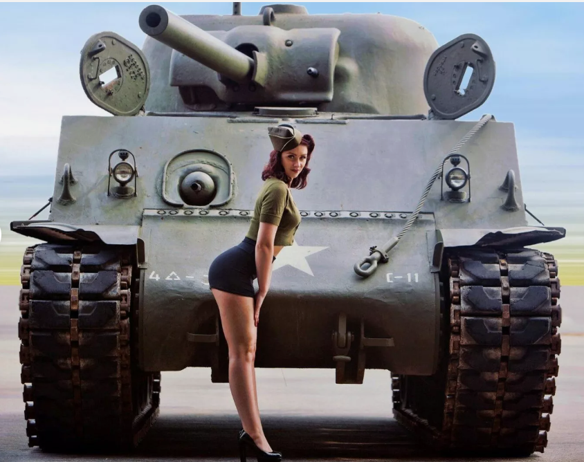 Девушки у военной техники.
