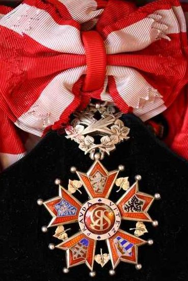 Аверс и реверс Большого креста с пальмовыми ветками на наплечной ленте.