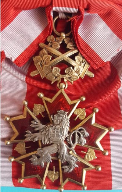 Аверс и реверс Большого креста с мечами на наплечной ленте.