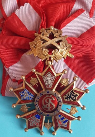 Аверс и реверс Большого креста с мечами на наплечной ленте.