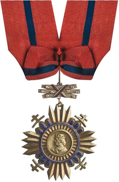 Знак Командора Ордена князя Прибины на шейной ленте.