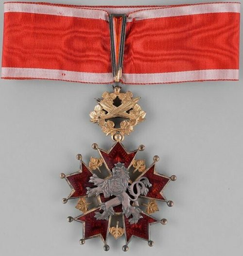 Знак Гранд-офицера ордена Белого льва с пальмовыми ветками на шейной ленте.