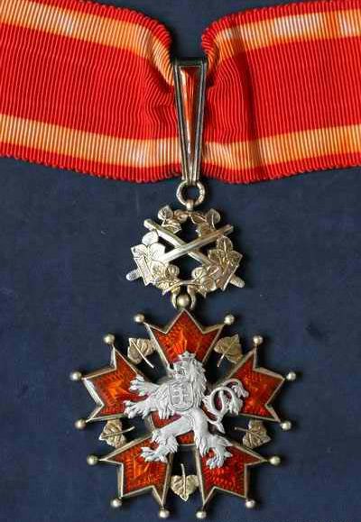 Знак Гранд-офицера ордена Белого льва с мечами на шейной ленте.