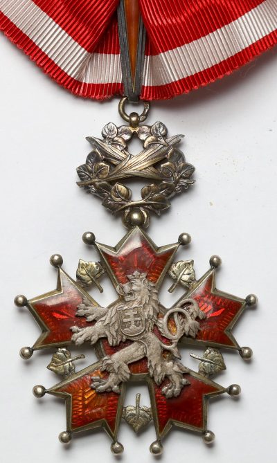 Аверс и реверс знака Командора ордена Белого льва с пальмовыми ветками на шейной ленте.