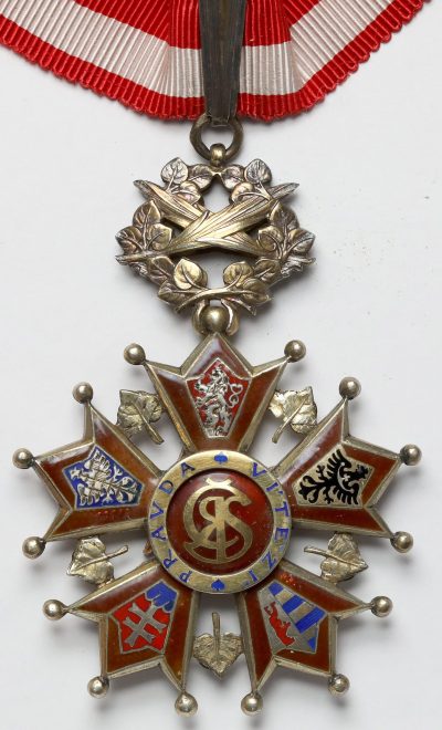 Аверс и реверс знака Командора ордена Белого льва с пальмовыми ветками на шейной ленте.