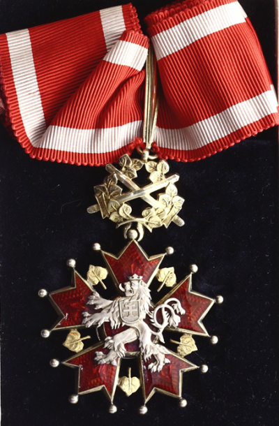 Аверс и реверс знака Командора с мечами ордена Белого льва на шейной ленте.