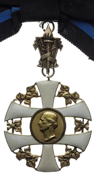 Знак Большого креста Ордена Словацкого креста.