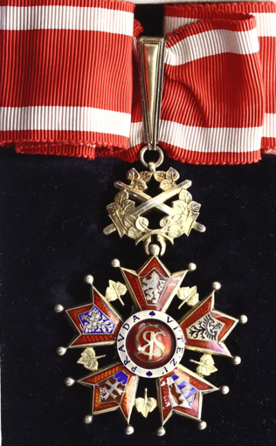 Аверс и реверс знака Командора с мечами ордена Белого льва на шейной ленте.