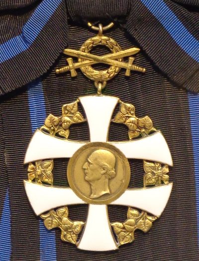 Знак Большого креста Орден Словацкого креста с мечами.