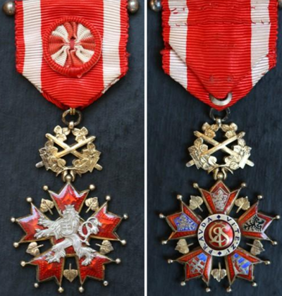 Аверс и реверс знака Офицера с мечами орден Белого льва на нагрудной ленте с розеткой.