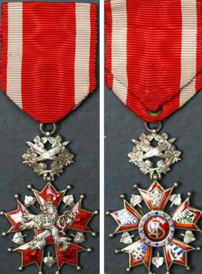 Аверс и реверс знака Кавалера с пальмовой веткой ордена Белого льва на нагрудной ленте. Крест выполнен из серебра.