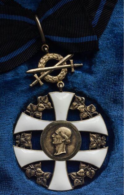 Знак Командора Ордена Словацкого креста с мечами.