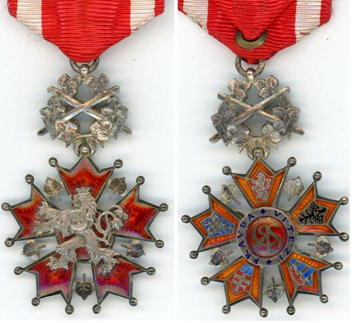 Аверс и реверс знака Кавалера с мечами ордена Белого льва на нагрудной ленте. Крест выполнен из серебра.