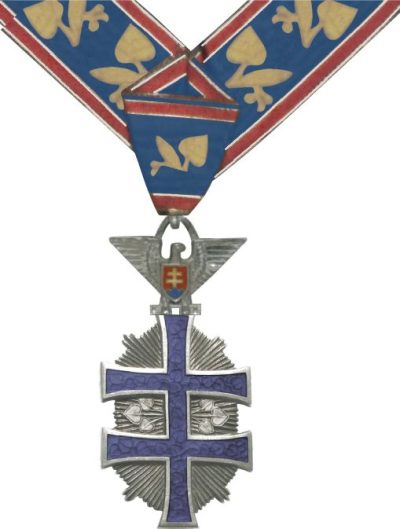 Орден Креста Победы II-й степени на шейной ленте образца 1939 года.