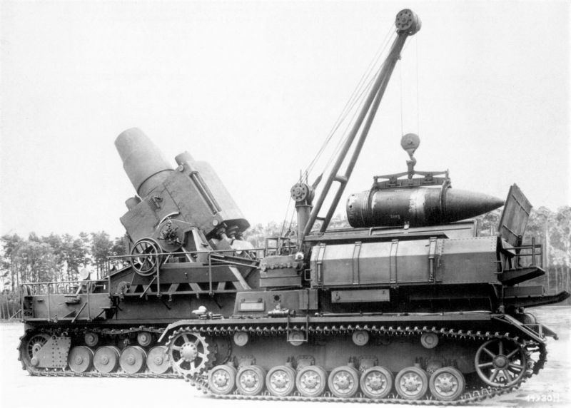 Мортира «Karl Gerät 040» №III «Odin» с подвозчиком снарядов. 