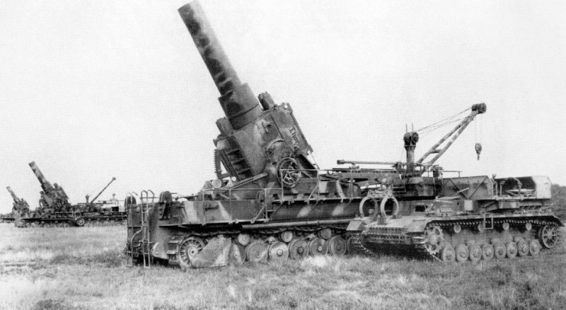 Все три 540-мм гаубицы «Karl-Gerät 041» с подвозчиками снарядов.