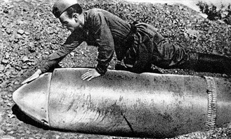 Неразорвавшийся 600-мм снаряд у 30-й батареи.