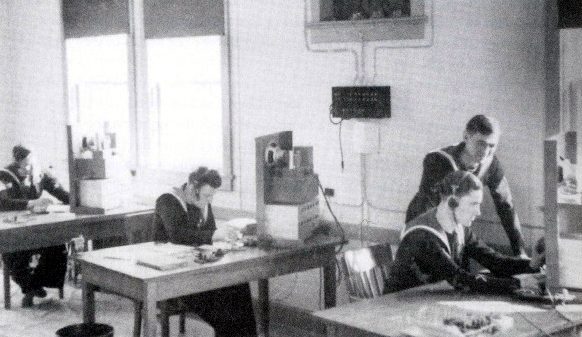 Операторы станции перехвата ВМВ.