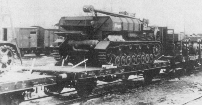 Подвозчик боеприпасов SdKfz.161 на двухосной железнодорожной платформе.