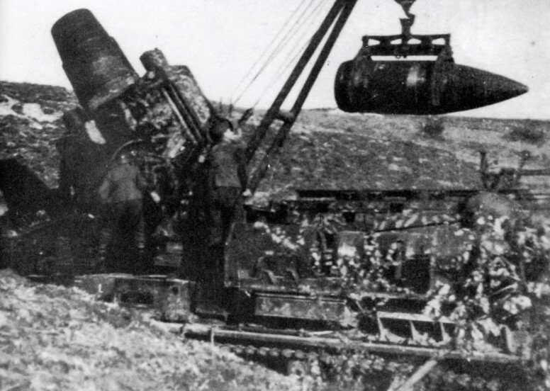 Мортиры Karl Gerät 040 и подвозчики снарядов Munitionsschlepper на шасси танка Pz.Kpwf. IV Ausf. 