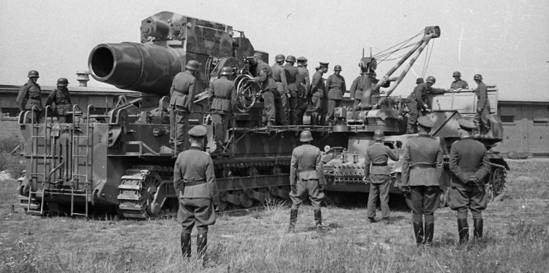 Мортиры Karl Gerät 040 и подвозчики снарядов Munitionsschlepper на шасси танка Pz.Kpwf. IV Ausf.