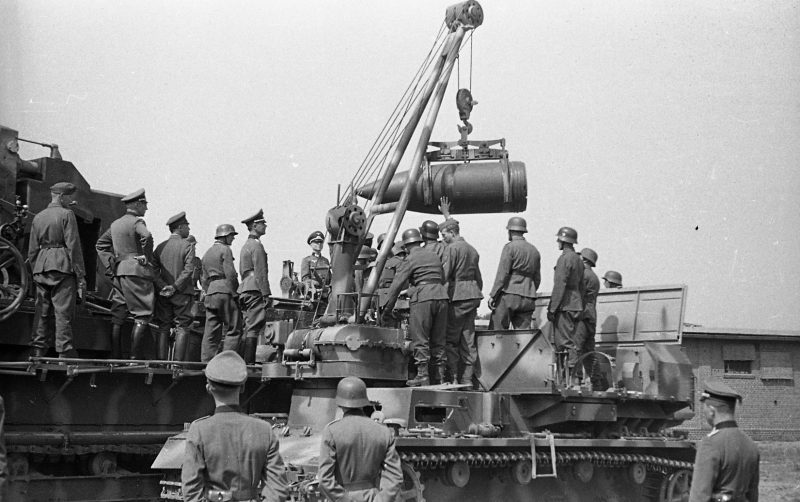 Мортиры Karl Gerät 040 и подвозчики снарядов Munitionsschlepper на шасси танка Pz.Kpwf. IV Ausf.