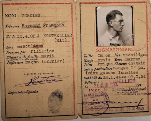 Удостоверения личности.