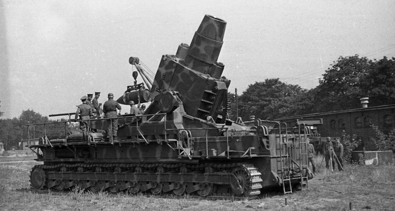 Мортиры Karl Gerät 040 и подвозчики снарядов Munitionsschlepper на шасси танка Pz.Kpwf. IV Ausf.
