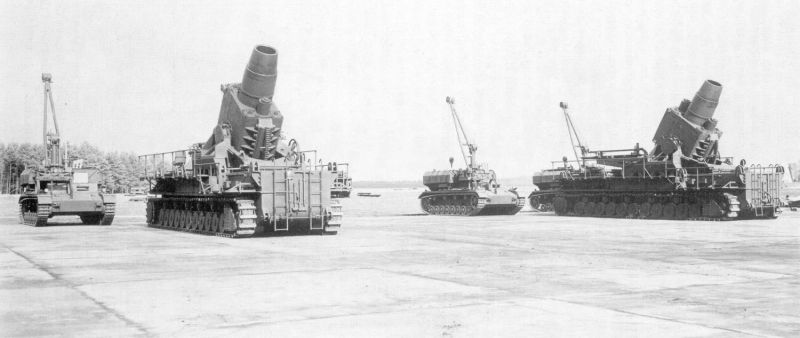 Мортиры Karl Gerät 040 и подвозчики снарядов Munitionsschlepper на шасси танка Pz.Kpwf. IV Ausf. 