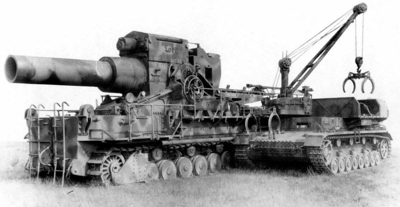 Мортира Karl Gerät 041 с подвозчиком снарядов.