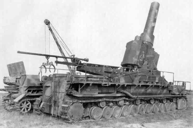 Мортира Karl Gerät 041 с подвозчиком снарядов.