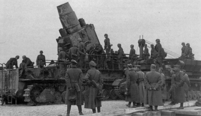 Артиллеристы 2-ой батареи 833-го тяжелого артиллерийского батальона вермахта готовят к выстрелу 600-мм самоходную мортиру «Карл» (Odin) в районе Бреста. 1941 г.