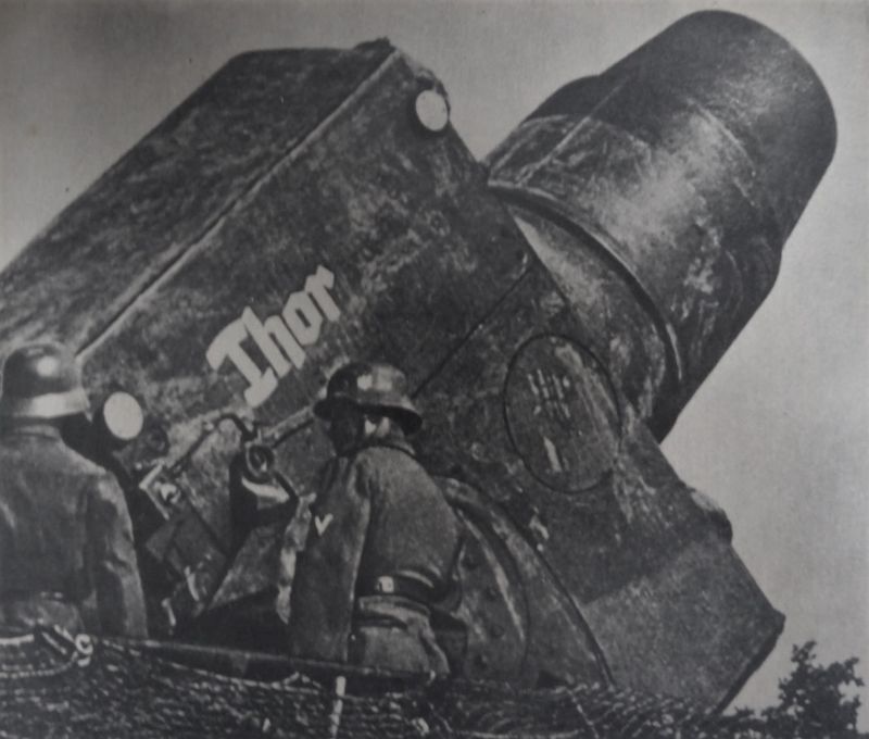 Мортира «Карл» на боевой позиции в капонире под Севастополем. 1942 г.