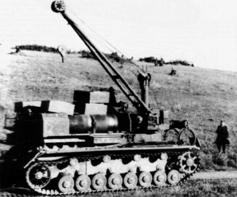 Подвозчик снарядов к мортире «Карл» под Севастополем. 1942 г.