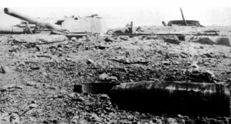 Неразорвавшийся 600-мм снаряд у 30-й батареи береговой обороны. Севастополь, 1942 год.