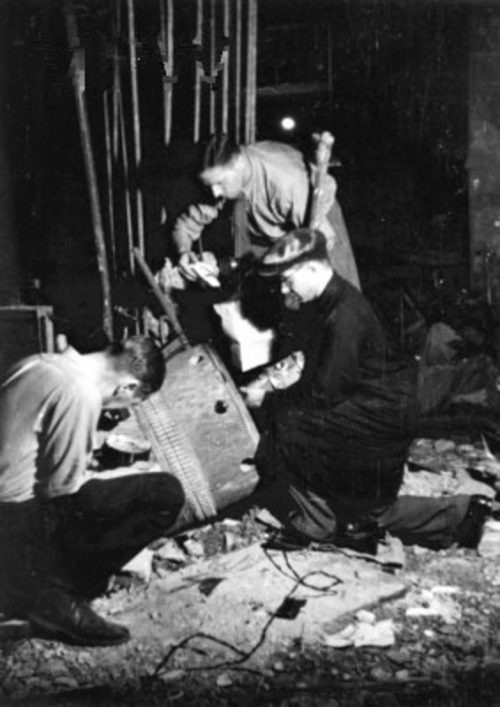 Саперы обезвреживают неразорвавшийся 600-мм снаряд в Варшаве. 1944 г.