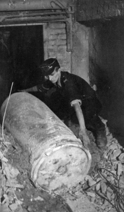 Саперы обезвреживают неразорвавшийся 600-мм снаряд в Варшаве. 1944 г. 