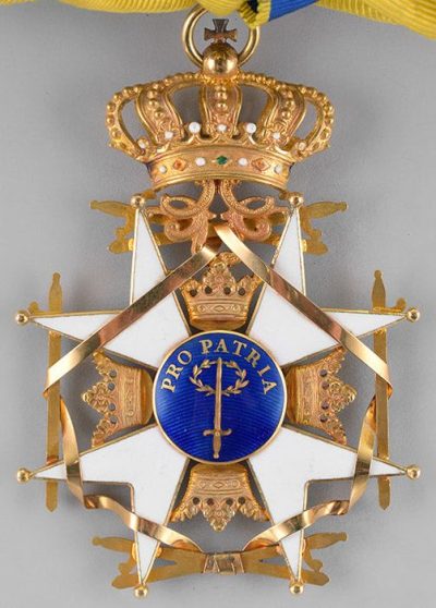 Аверс и реверс знака Командора Большого креста Ордена Меча.