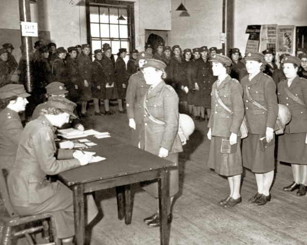 Выдача зарплаты служащим ATS, 1940 г. 