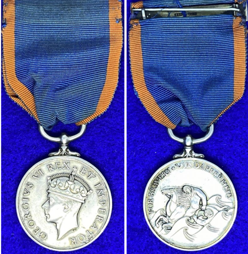 Аверс и реверс серебряной Королевской медали «За храбрость».