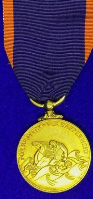 Реверс золотой Королевской медали «За храбрость».