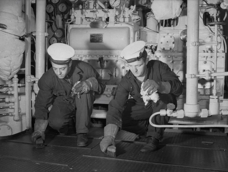Матросы драят палубу в машинном отделении корабля HMCS Assiniboine. 1940 г.