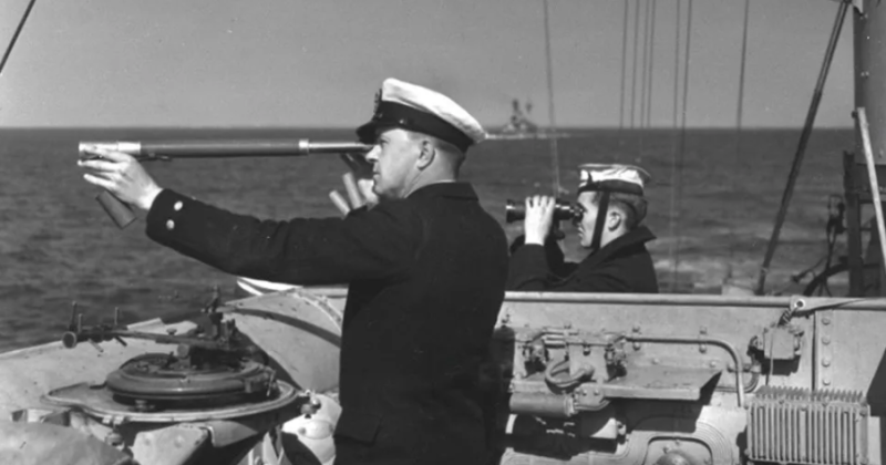 Старшина и матрос-сигнальщик наблюдают с мостика корабля HMCS Assiniboine. 1940 года.