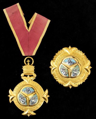Знак Великого офицера на шейной ленте и звезда ордена.