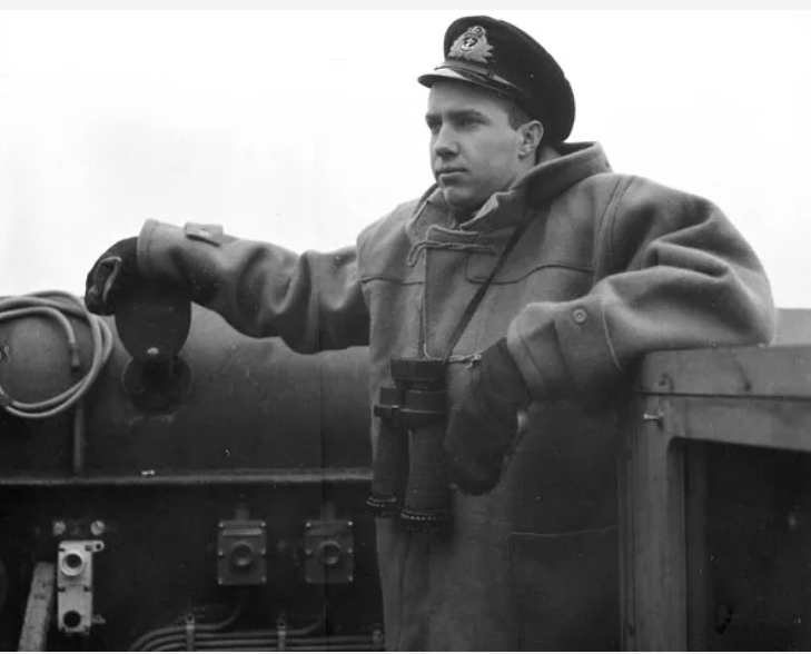 Лейтенант Джордж Бэкингем на борту HMCS Prince David. 1940 г.