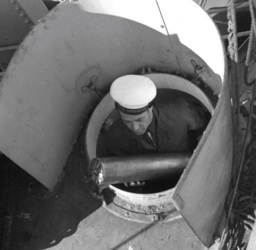 Погрузка снарядов на корабль HMCS Assiniboine. 1940 г.