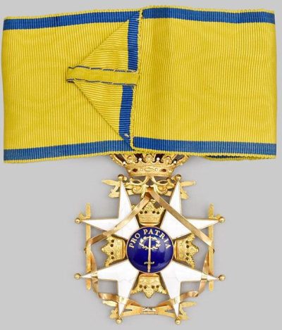 Аверс и реверс знака Командора I класса Ордена Меча.