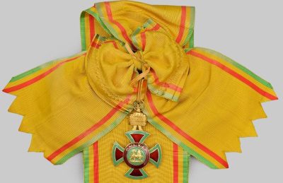 Рисунок орденской планки и знак Большого Креста ордена Менелика II на чрезплечной ленте.