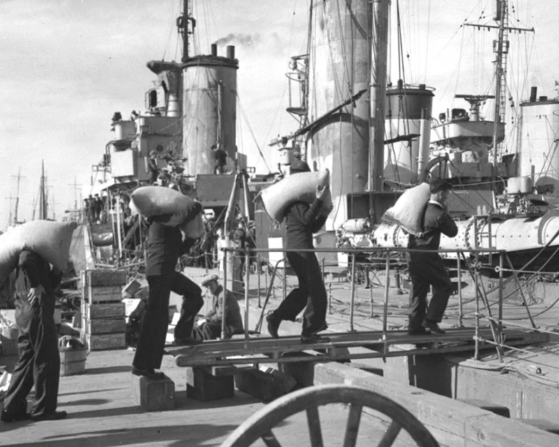 Погрузка муки на борт HMCS Restigouche.1940 г.