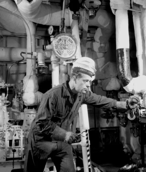 Кочегар Анри Леклер в машинном отделении корабля HMCS Assiniboine. 1940 г.